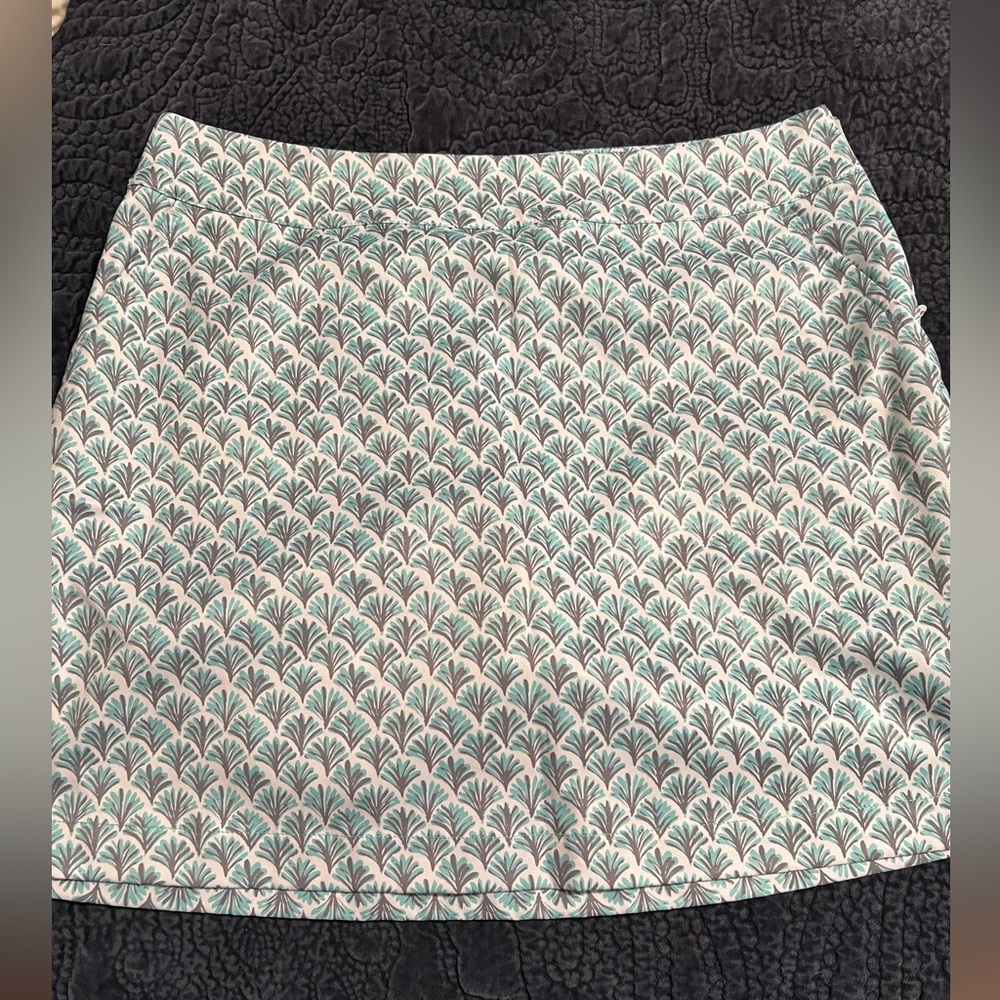 Vineyard Vines Golf Skort. Size 10. Gray and turquoise palm pattern.